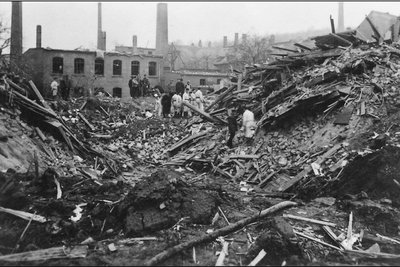 In diesem zerstörten Haus an der Johannisstraße befand sich für die Bewohner der Luftschutzkeller. Tage nach dem Angriff wurden die Leichen geborgen.