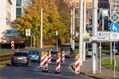 Auf der rechten Spur der Syrastraße sollen vor dem Luftschutzmuseum dauerhaft vier Stellflächen entstehen.