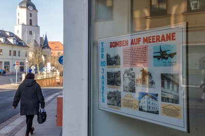An der August-Bebel-Straße in der Nähe des Neumarktes haben die Meerane Ortschronisten die Fotodokumentation angebracht.