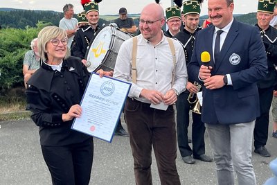 Ehrenfriedersdorfs Bürgermeisterin Silke Franzl freute sich riesig über die Rekord-Urkunde, die ihr von RID-Rekordrichter Lasse Philippeit (rechts) überreicht wurde.