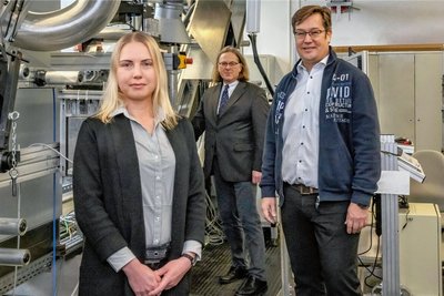 Prof. Dr. Carsten Deibel (r.) und Maria Saladina sowie Prof. Dr. Arved C. Hübler forschen gemeinsam in einem Labor, in dem Solarzellen gedruckt werden können. Foto: Jacob Müller/TU Chemnitz