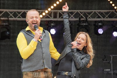 Stefanie Hertel mit Sänger und Entertainer Ross Antony bei ihrem Open Air am Pfingstsonntag 2025 in der Vogtland-Arena in Klingenthal.