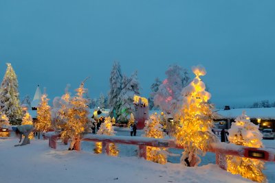 In Rovaniemi, etwa 100 Kilometer von Kemi entfernt, ist das ganze Jahr über Weihnachten.