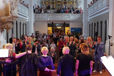 Die Petrikirche war am Sonntag gut gefüllt zum Jubiläumskonzert von Harts un Neschome.