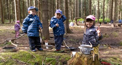 Ein Waldstück in Kretscham gehört zu den Lieblingsplätzen der Mädchen und Jungen aus der Kindertagesstätte Pusteblume in Neudorf. So oft es geht, sind auch Lenny, Hannes und Naemi (von links) dort zu finden. 