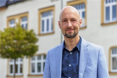 Amtsinhaber Sebastian Martin (parteilos) tritt wieder an. Er war 2015 erstmals zum Bürgermeister von Crottendorf gewählt worden.