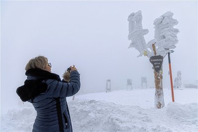 Sachsens Tourismusministerin Barbara Klepsch schoss am Mittwoch auf dem Fichtelberg auch selbst ein paar Erinnerungsfotos. 