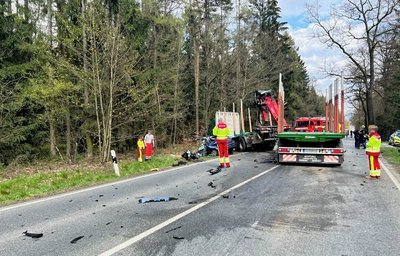Bei einem schweren Unfall vor Mehltheuer starben am Donnerstag zwei Menschen. 
