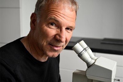 Dr. Detlef Tolke aus Meißen ist Biologe und einer von etwa 20 Spinnenforschern Sachsens.