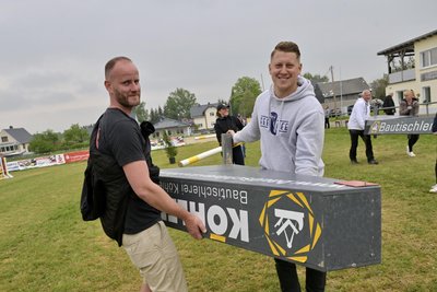 Selbst ist der Mann: Obwohl mehrfach als Reiter im Einsatz, half Kristian Sieber (rechts) auch beim Umbau des Parcours zwischen den einzelnen Wertungsprüfungen. Hier ist er mit Helfer Bernd Kellermann im Einsatz.