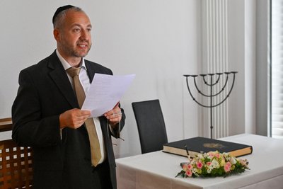 Michael Jedwabny bei einer Feier zum 90. Geburtstag von Renate Aris, eine Holocaust-Überlebende aus Chemnitz. Sie schrieb sich in den Räumen der Jüdischen Gemeinde ins Goldene Buch der Stadt ein.