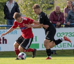 Sturmlauf gestoppt: Die Langenauer Kicker um Hans Schmieder (l.) mussten am Sonntag trotz klarer Überlegenheit eine 0:2-Heimniederlage gegen den SC Freital II quittieren. 