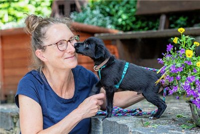 Mitarbeiterin Stefanie Blechschmidt führt klein Bolle gern aus. Er ist lebendig, von froher Natur und lernwillig.