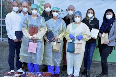 Spendenübergabe durch Vertreter der Chursachsen an das Team der Paracelsusklinik Adorf. 