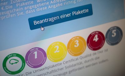Frankreich-Trip geplant? Ohne Crit’Air-Plakette bleiben die französischen Umweltzonen tabu – sonst drohen mindestens 68 Euro Bußgeld.