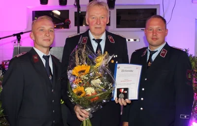 Der stellvertretende Ortswehrleiter Robin Weiß, der ehemalige Bräunsdorfer Ortswehrleiter Reinhard Dahnert und der Bräunsdorfer Ortswehrleiter Christian Peters (Foto von links) bei der Auszeichnung von Reinhard Dahnert mit der Verdienstmedaille des Kreisfeuerwehrverbandes. 