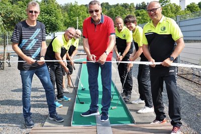Bei der Eröffnung der neuen Minigolfanlage begrüßten Thomas Engel (r.) und seine Mitstreiter auch Flöhas Oberbürgermeister Volker Holuscha (Die Linke/Mitte). Jetzt kommt Radiomann Silvio Zschage als Gast.