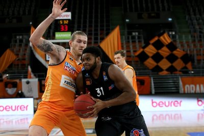 Joe Lawson (rechts) hatte die einzige Szene im Spiel, die an ein Aufbäumen erinnerte. Hier setzt er sich gegen Dylan Osetkowski durch. Den Ulmer, der 21 Punkte beisteuerte, bekamen die Niners nie in den Griff. 