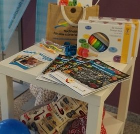 Spielzeug und andere nützliche Dinge sind in der Willkommenstasche.