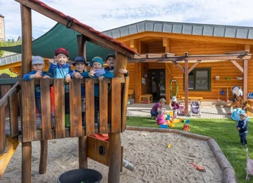 Die Kinderkrippe in Neudorf ist 2014 neu entstanden. Sie war damals die erste Kindereinrichtung im Blockhausstil in Deutschland. 