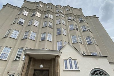 Im historischen Cammann-Hochhaus in Chemnitz hat René Kästner sein Büro und Räume für Gastkünstler.
