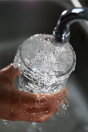 Die Verbrauchsgebühr für Trinkwasser steigt ab Januar 2022 leicht an. 