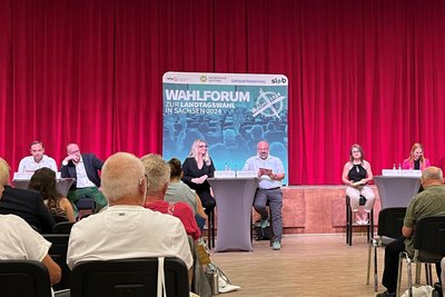 Sie kandidieren im Wahlkreis Chemnitz 2: Alexander Dierks (CDU), Volker Dringenberg (AfD), Susanne Schaper (Linke), Sascha Thümmler (Grüne), Sandra Göbel (SPD) und Norma Grube (FDP) (auf dem Podium von links).