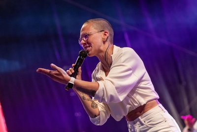 Sängerin Stefanie Heinzmann rockte zum Spitzenfest den Plauener Altmarkt. 5000 Menschen sangen und tanzten begeistert mit.