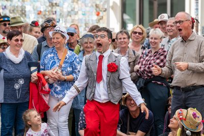 Herausragende Straßenkünstler und begeisterte Gäste beim „Hutfestival“ im Kulturhauptstadtjahr.