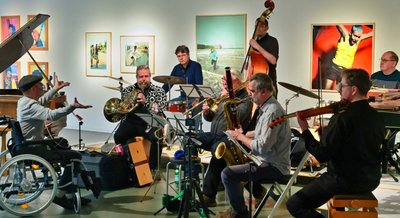 Die Musiker Steffan Claußner, Mathis Stendicke, Frank Lange, Gregor Kuhn, Tobias Brunn, Mitch Kunze (verdeckt), Thomas Seibig, Petr Kupka, Harald Fellenberg (von links) sowie noch einige andere Gäste und Musiker feierten in der Neuen Sächsischen Galerie das 30-jährige Bestehen der Brühlschen Improvisationsgemeinschaft. 