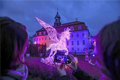 Zuletzt hatte die Lichterausstellung Lumagica dem Barockschloss Lichtenwalde einen Besucheransturm beschert. Noch in diesem Jahr soll nun an der Kreisstraße im Ort gebaut werden, was Besucher betreffen könnte. 