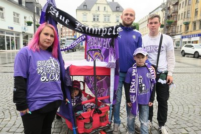 Alexandra Hagn und Marcel Pöthke hatten für kleine Marschteilnehmer einen Bollerwagen dabei.