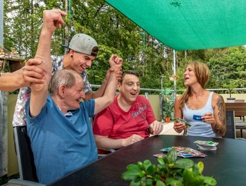 Ein Foto aus Vor-Corona-Zeiten: Im Behindertenzentrum der Münch-Stiftung in Frauenstein spielen Leon Göhler,Altenpfleger-Azubi im dritten Lehrjahr, und Heilerziehungspflegerin Sandra Müller mit Bewohnern des Zentrums.