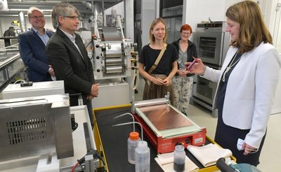 Die EU-Abgeordneten Sven Giegold und Anna Cavazzini (2. u. 3. v. l.) besuchten auch das THM-Labor in Freiberg. Standortleiterin Dr. Mareike Partsch informierte unter anderem über die Elektrodenfertigung. 