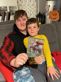 Max (l.) und Otto Schieck zeigen stolz ihre Kartengrüße aus Schweden, die sie in dieser Woche im Briefkasten fanden. 