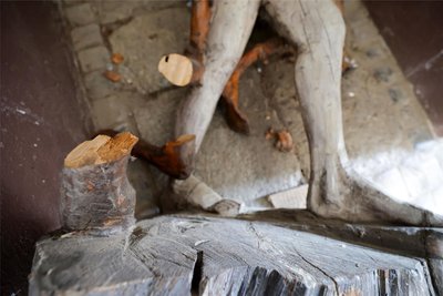 Ein Fuß der Figur des Todes ist beim Umstürzen abgebrochen.