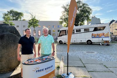 Sie sind nicht auf die Podien geladen: die Kandidaten der Freien Wähler informieren vor den Veranstaltungsorten der Wahlforen über ihre Anliegen.