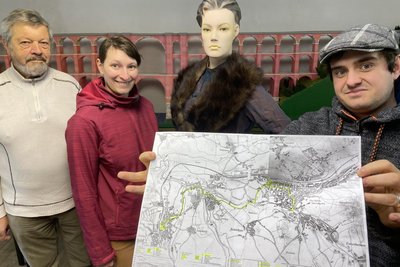 Laden für Ostersonntag zur Sonderschau zum Reichenbacher Großprojekt in den Lok-Schuppen ein: Alexandra und Lukas Wolf sowie Karl-Heinz Meyer (li.) vom Traditionsverein Rollbockbahn.