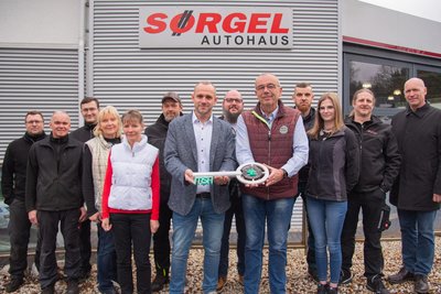 Sven Scheuner hat das Autohaus Sörgel in Bad Elster und Zwota von Uwe Sörgel (beide Mitte) übernommen - im Foto mit der Mannschaft des Standortes in Bad Elster.