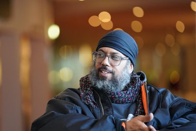 Kam fürs Hallenkunst-Projekt ebenfalls nach Chemnitz, um an einer Holzinstallation zu arbeiten: Hip-Hop-Künstler Samy Deluxe.