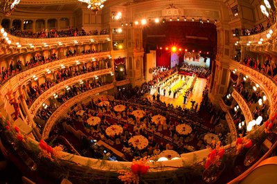 Die Debütanten tanzen auf dem 8. Semperopernball in der Semperoper in Dresden. Unter dem Motto "Dresden verzaubert" fand in diesem Jahr der Ball statt.