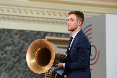 Tubist Florian Wielgosik aus Frankreich setzte sich in Markneukirchen gegen 49 Mitbewerber und Mitbewerberinnen durch. 