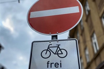 Durch dieses Zusatzschild können Radler entgegen der Einbahnstraße fahren.