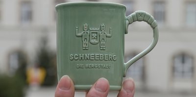 Die Bergstadt Schneeberg hat erstmals eine eigene Glühweintasse in Deutschland fertigen lassen. 