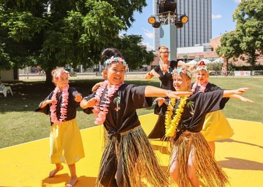 Die Hawaiian Hula Kids von Nancy Tschirch (Tanzoase Chemnitz) lehrten den jüngsten Besucherinnen und Besuchern Hula-Tanz. 