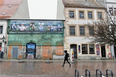 Bislang verkündet ein großes Plakat, wo das Welterbezentrum an der Petersstraße 19 bis 21 in Freiberg entstehen soll. 
