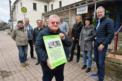 Ortschronist Michael Fleischer präsentiert die erste von 13 historischen Tafeln, die der Heimatverein angefertigt hat. Sie wurde von den Machern am ehemaligen Gemeindeamt von Auerswalde (9), dem heutigen Haus Kontakt, angebracht. 