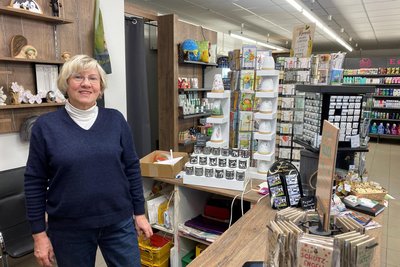Rita Thiel war einst die Inhaberin der früheren Drogerie in Neuhausen. In der neuen Drogerie von Mario Schmieder ist sie als Verkäuferin tätig.