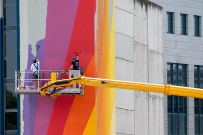 Weithin sichtbar - die Hallenkunst in Chemnitz: Jan Kaláb mag es farbenfroh. Der bildende Künstler aus Prag hat ebenfalls am Johannisplatz ein Wandbild aufgemalt.