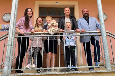 Familie Bron aus Holland: Isabelle (38), Joy (3), Jael (11), Joel (12), Jayda (6 Monate), Robert (36) und Judah (6) (v.l.) sind nach Neuhausen gezogen. Bürgermeister Andreas Drescher begrüßte sie.